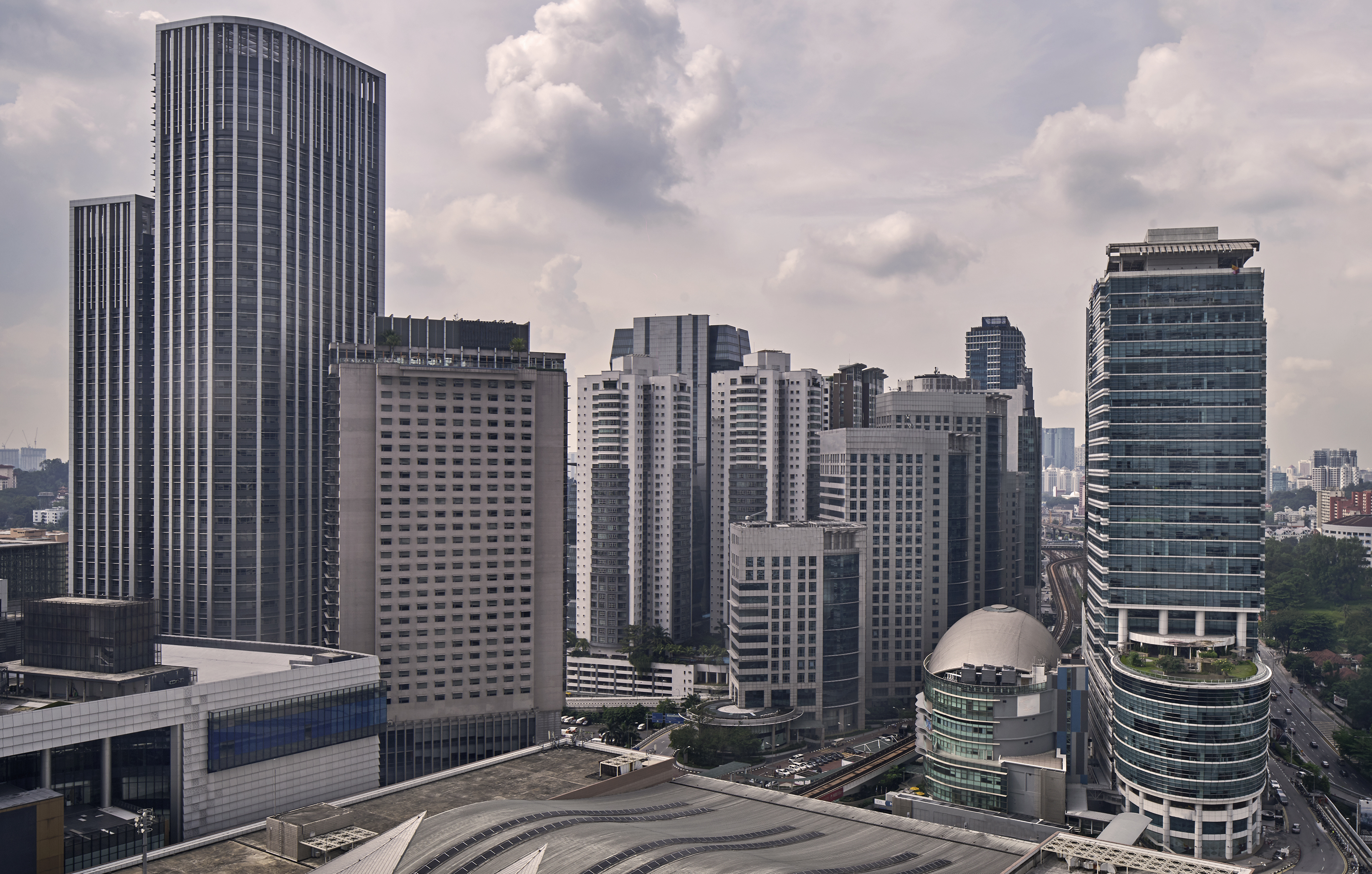 客房，一張特大床，轉角房