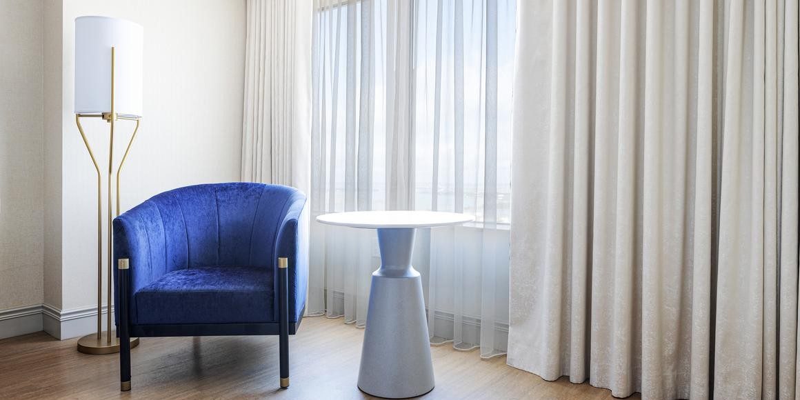 百夫长塔楼甄选特大床房-可吸烟