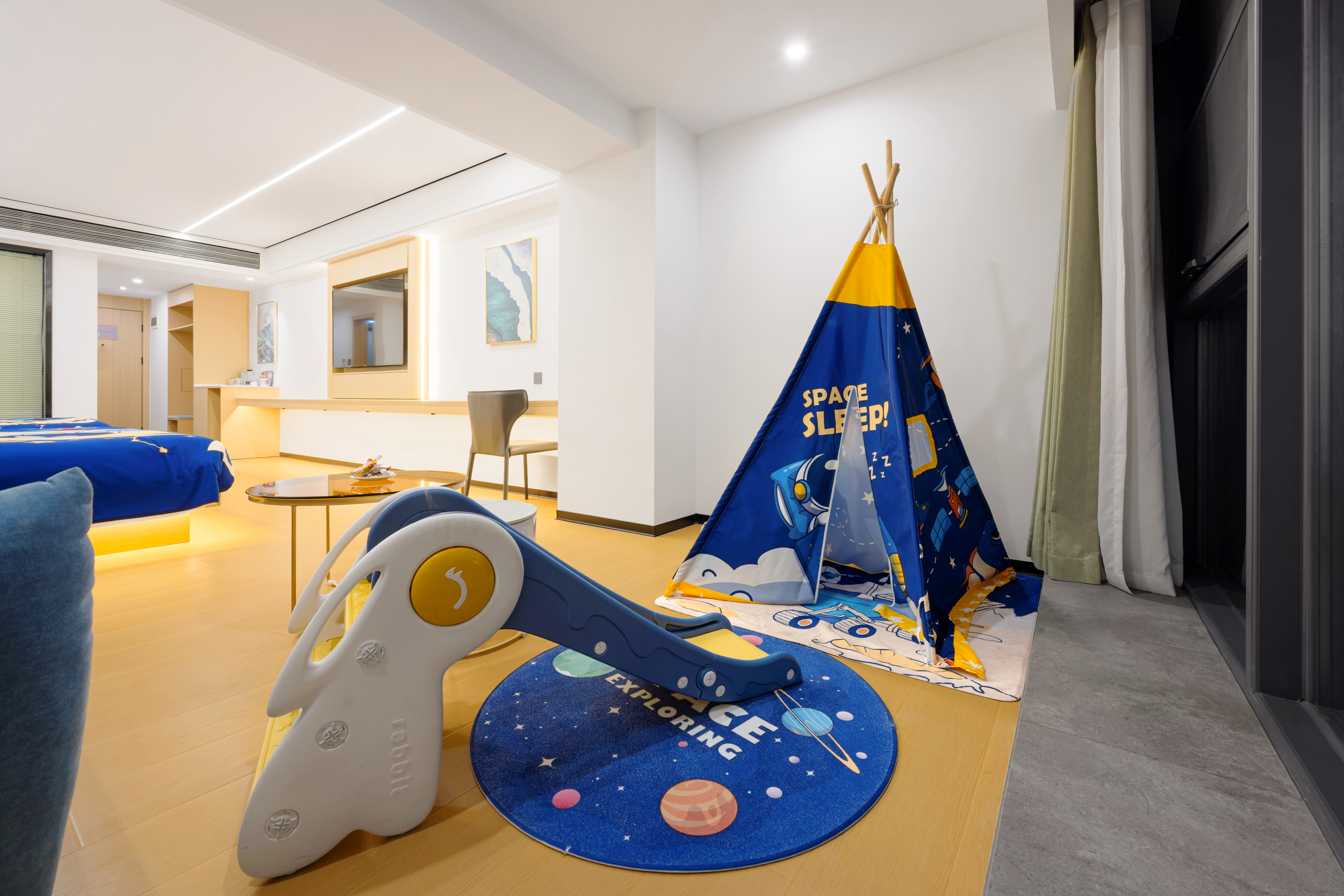 家庭亲子房（梦幻童趣主题大空间+定制静眠床品+小冰箱+智能马桶）