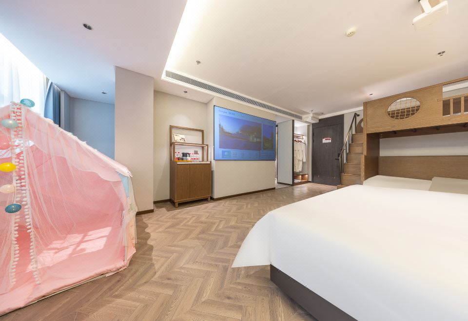 米湛欢乐家庭房（小童上下床+巨幕投影+小冰箱）