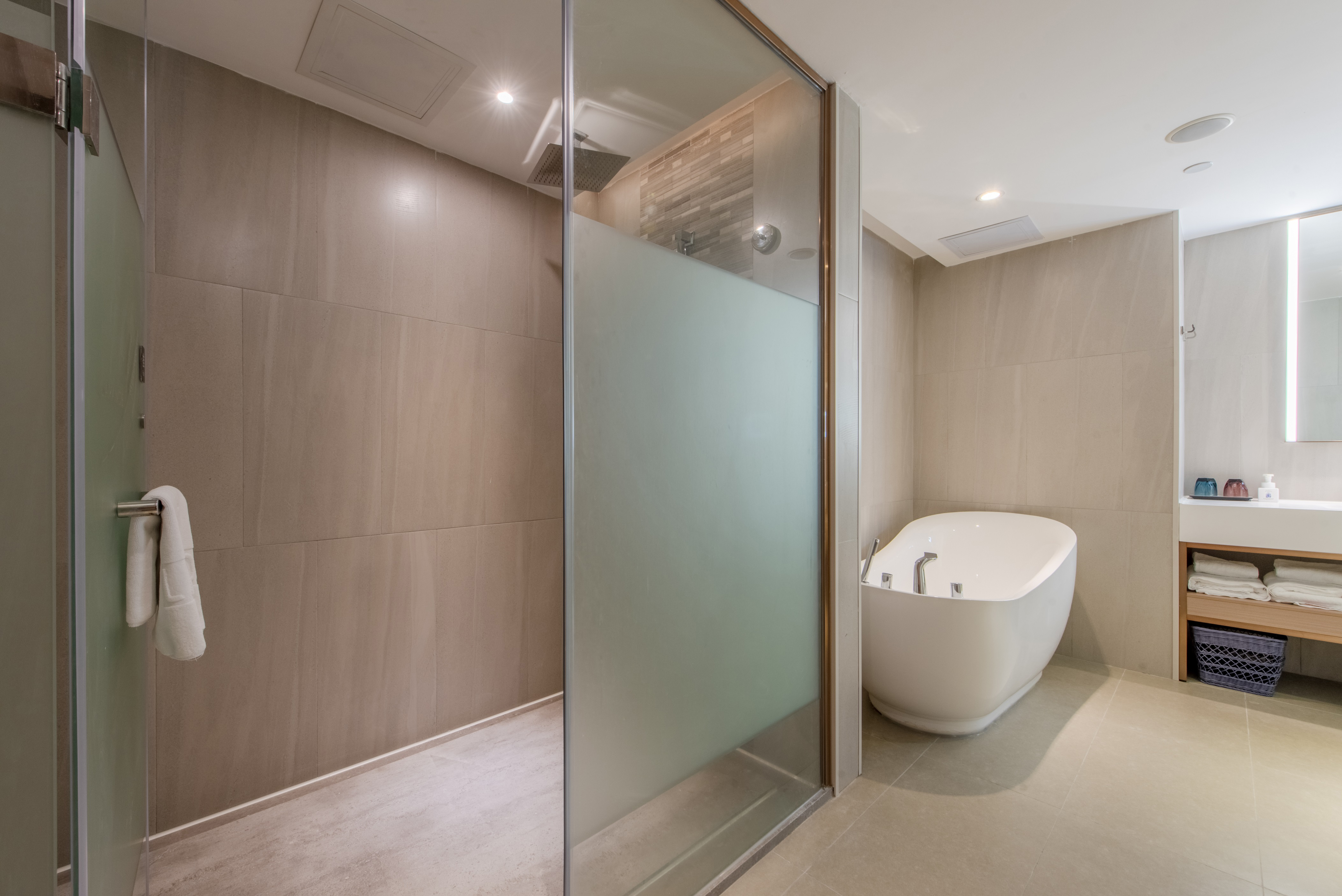 Lavande Hotel (Huawei Gangtou Metro Station)豪华套房 [行政会客厅＋旋转电视＋沙发小憩]婚房布置