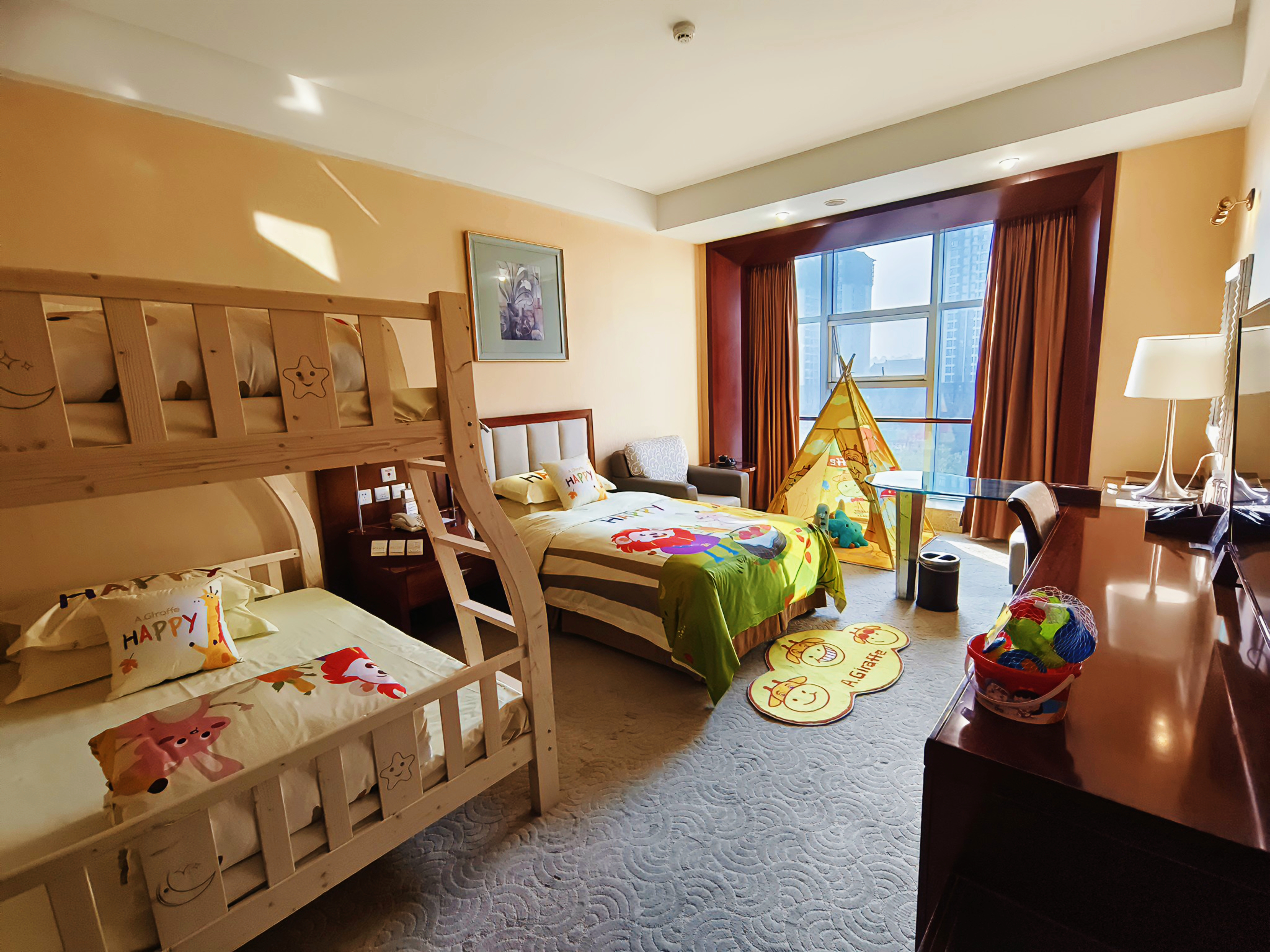 黄色主题亲子房