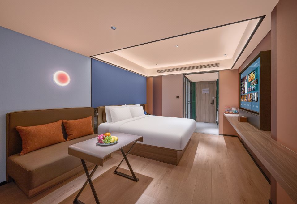 高级商务大床房（智能客控+65寸智能投屏+mini冰箱）