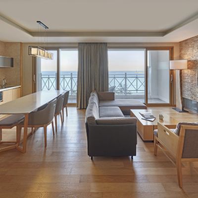 Gold Suite (Kitchen/Ocean View/Bed)