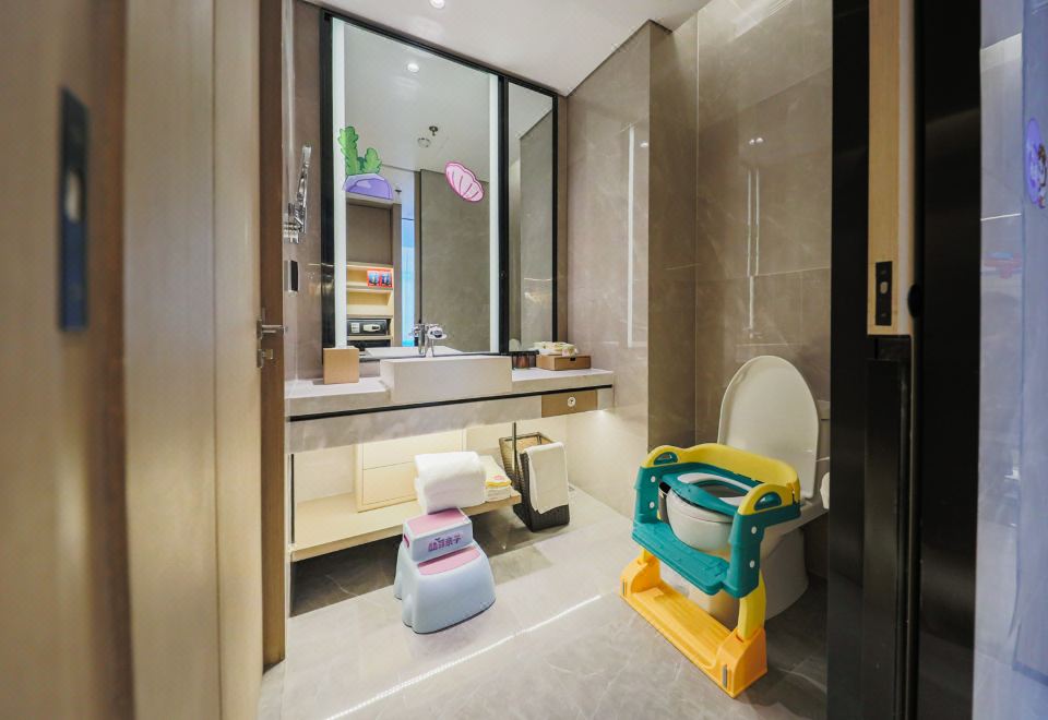 The Meixi Lake, Changsha Marriott Executive ApartmentsKuya Pig Hero Themed Room (Double Beds)