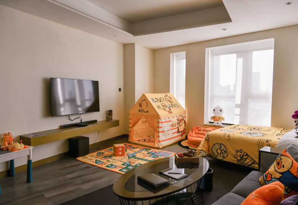 两卧家庭套房IBDUCK小黄鸭主题房|巨幕观影