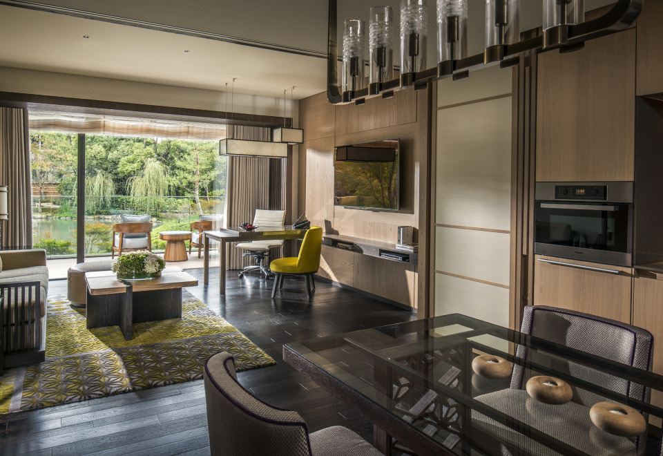 單臥古蹟庭園住宅式套房（特大床房）