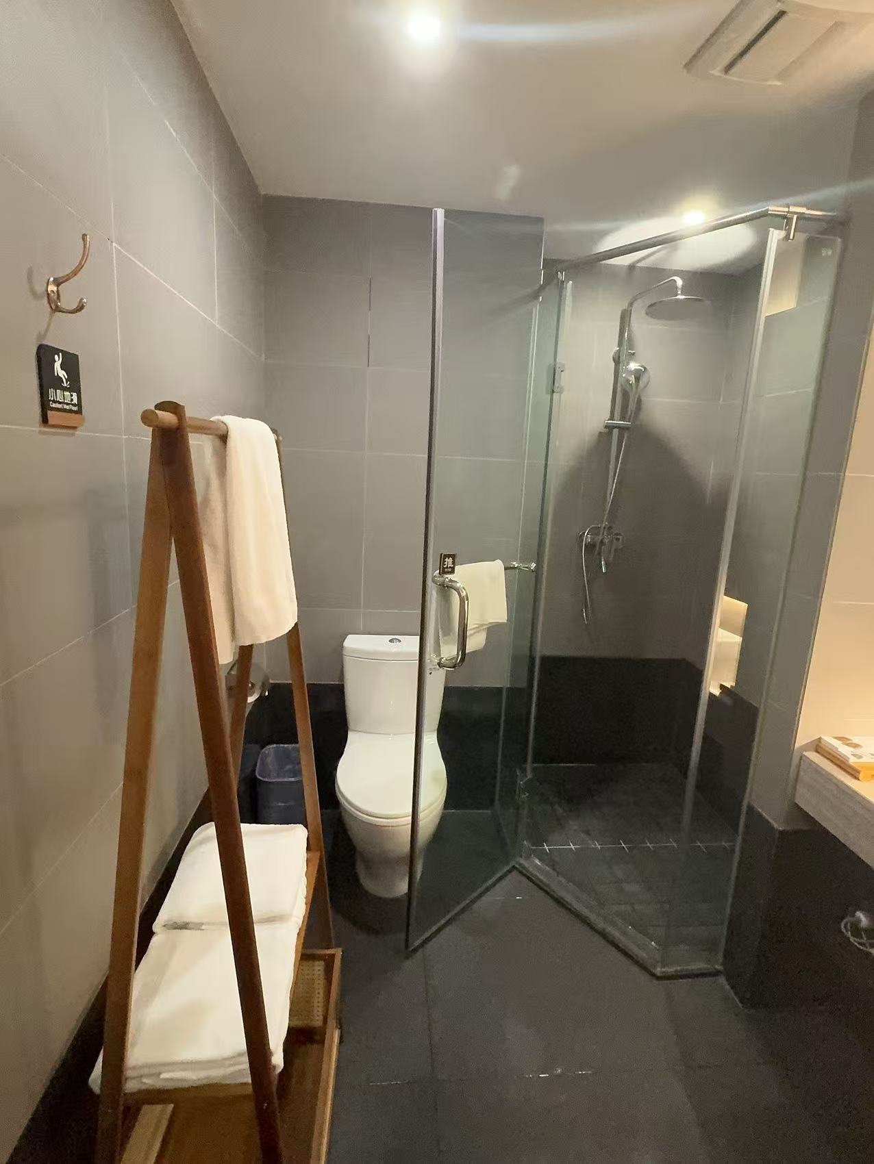 雅舍大床房（顶喷花洒＋智能电视投屏＋商务休闲空间）