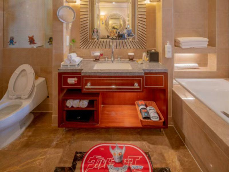 SeaView Garden Hotel QingdaoClassic Ultraman Theme Oblique Window Sea-view Family Room (Twin Beds + Upper Bunk War Chariot Bed)