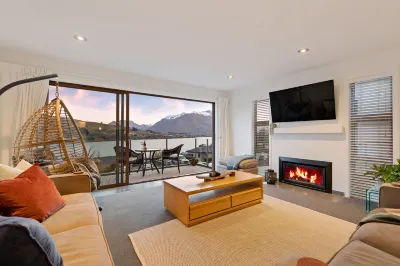 Lake Views on De La Mare Place, 3 BDR, Free Wi-Fi Hotels in 