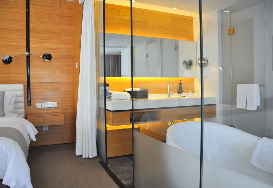 荷里活超级大床房『休闲办公桌椅+深泡浴缸』