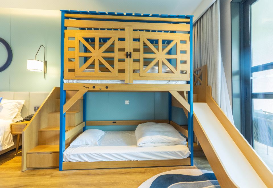 海泉寶貝主題親子步步高房（MINI吧+天然乳膠枕）