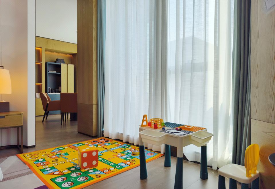 一室一厅|小黄鸭主题家庭房-小童上下铺+游戏区