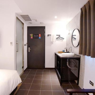 商務雙人房二小床 河堤漫旅-高雄站前館優惠