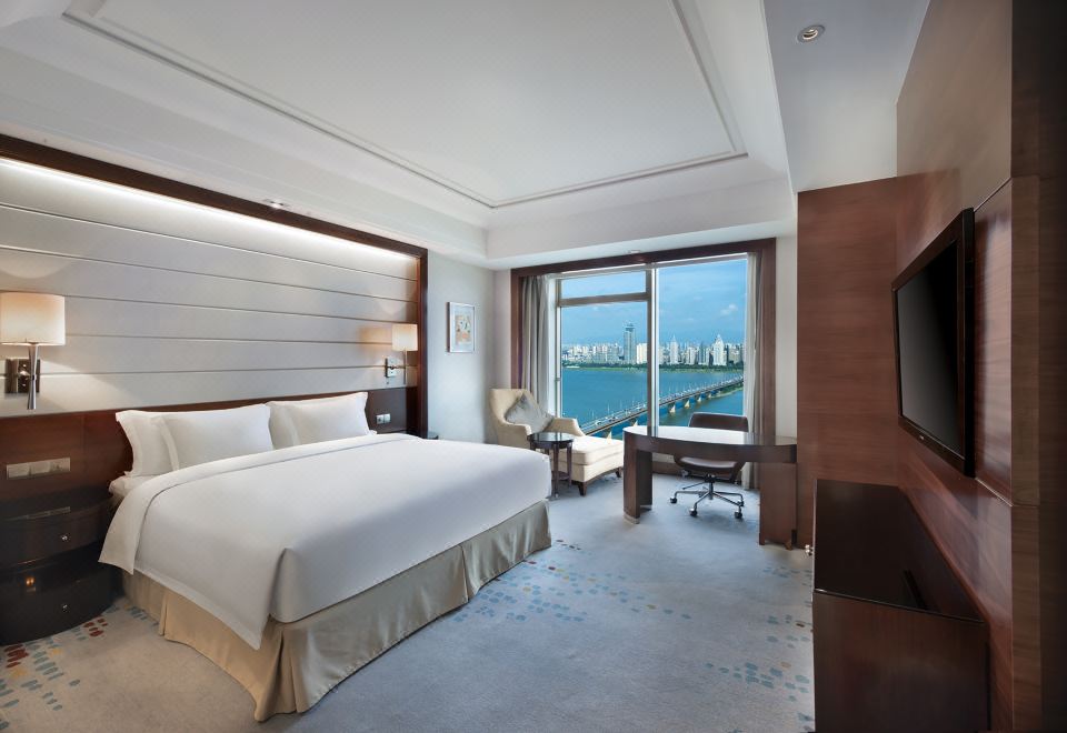 高級房 大床 江景