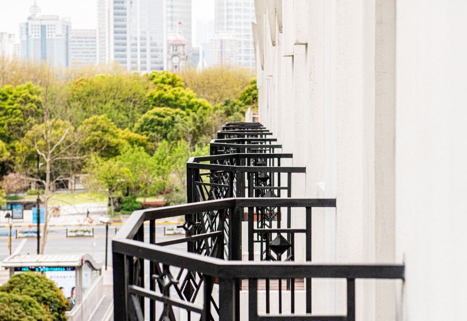 霓虹阳台双床房（东方明珠景观）