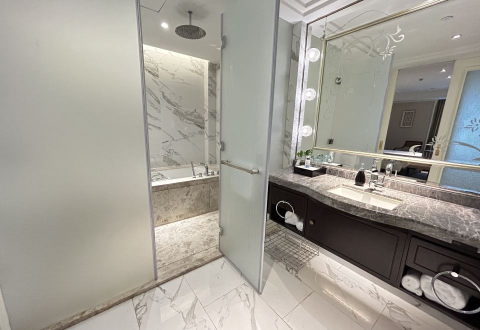 行政套大床城景房