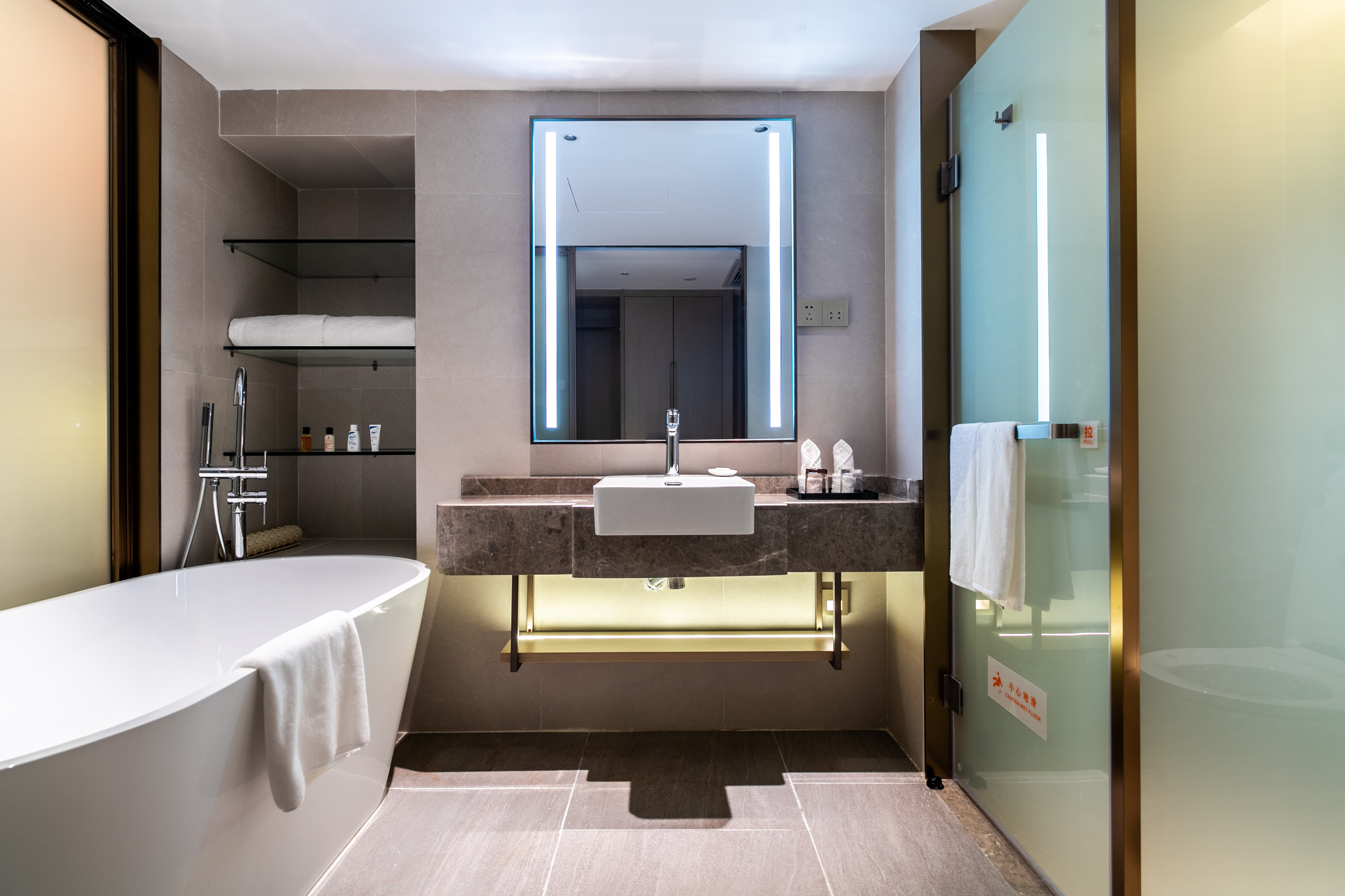 Landmark International Hotel(East Railway Station Tianhe Sport Center Branch)智能健康豪华大床房（小度智能客控+敏飞洗护用品）