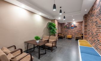 The hotel provides a designated waiting area with chairs and tables for office or business meetings at Maker Hotel