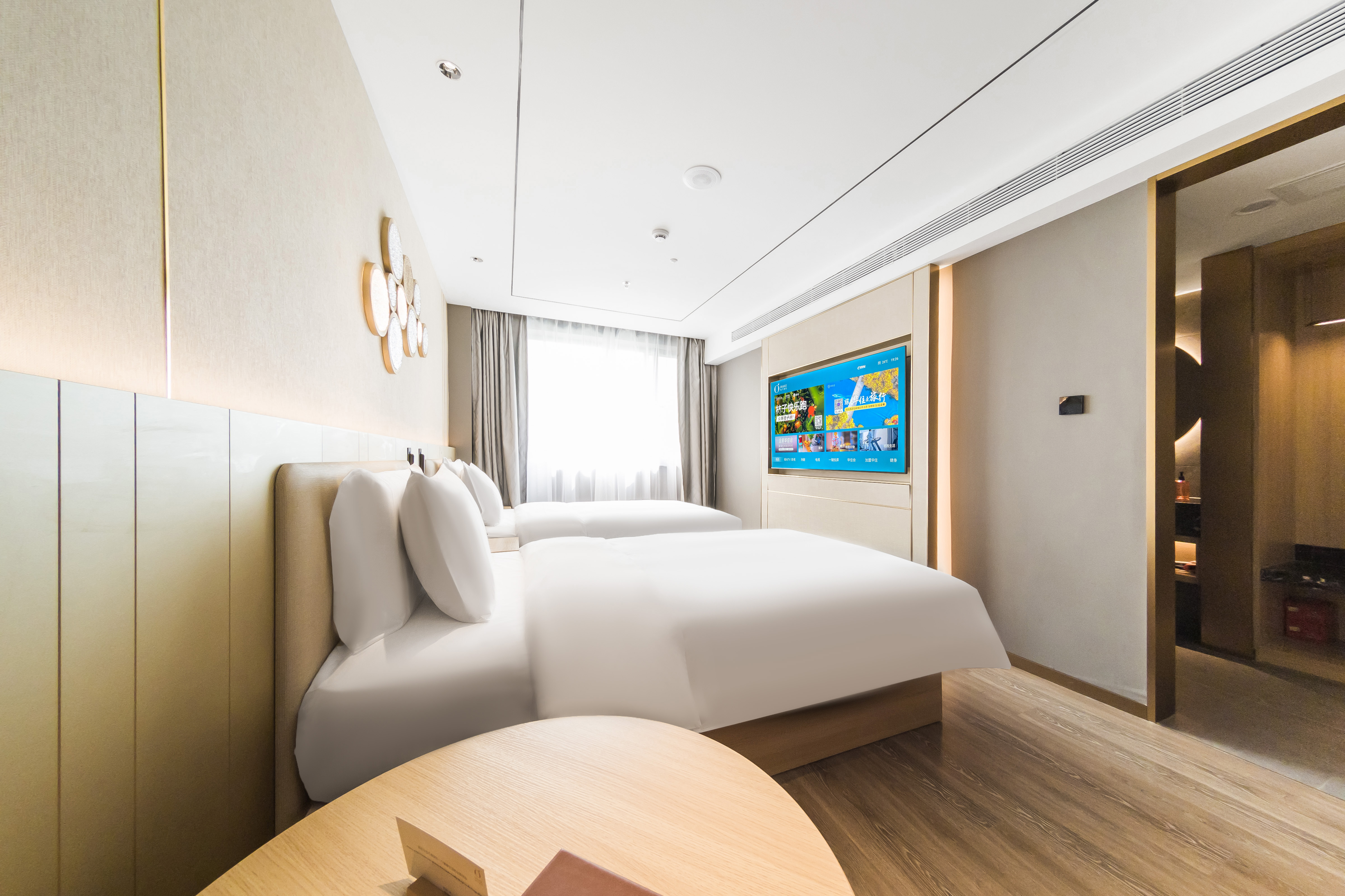 豪华双床房（智能客控+65寸投屏电视+小冰箱）