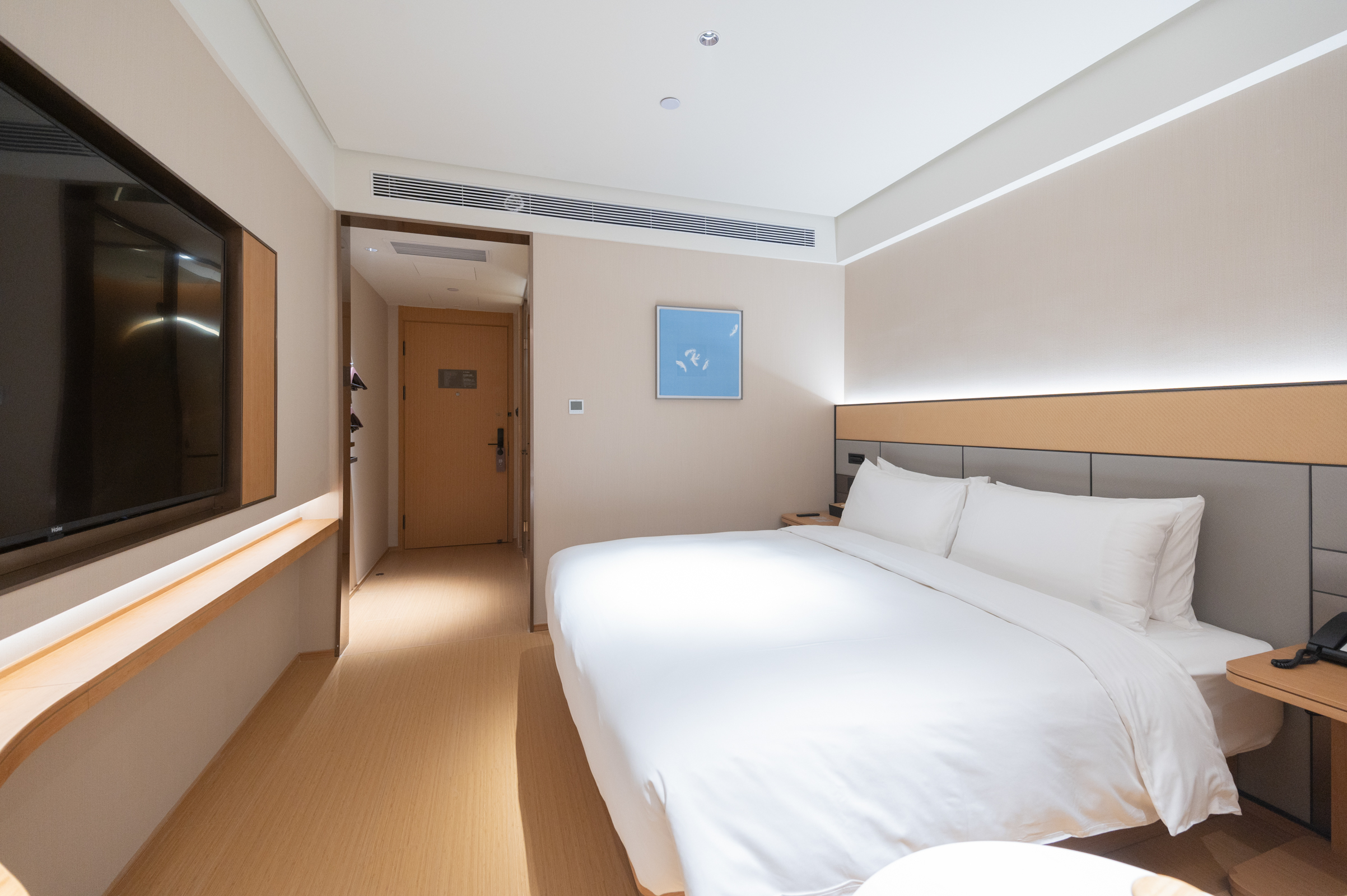 高级大床房A（深睡床品+智能客控+冰箱+65寸投屏电视）