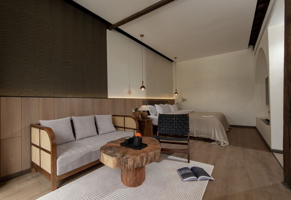 Queen Room With Courtyard View