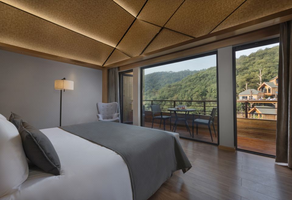 Hangzhou SENBO Nature Park and ResortLandscape Tree House Big Bed Room