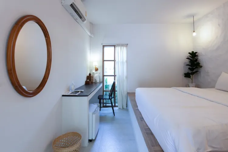 1 Queen Standard Room 2