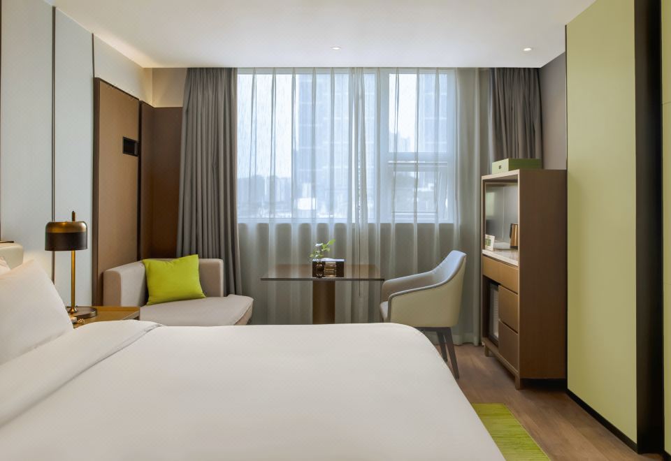 金致大床房（电视投屏+小冰箱+宽大行李架）