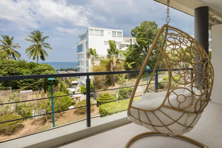 Large 2-Bedroom & 1-Living Room Apartment With Balcony