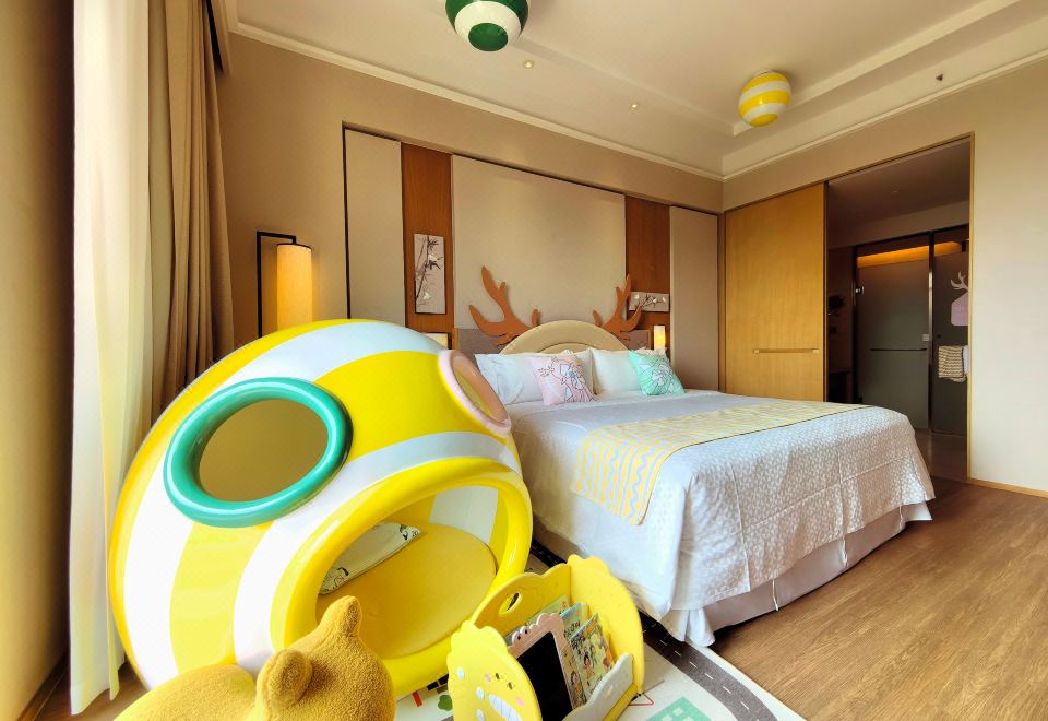 糖果飞屋主题大床房（俏皮鱼嘴+童年木马+绘本）