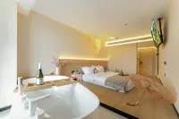 Dragon Cat Spirit Hotel (Baili Plaza New Dongmen Store, Yangjiang)