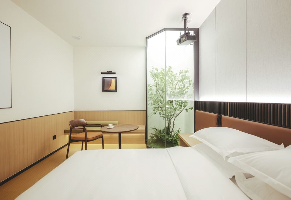 沉浸影音大床房【大屏投影+绿植造景+mini吧】