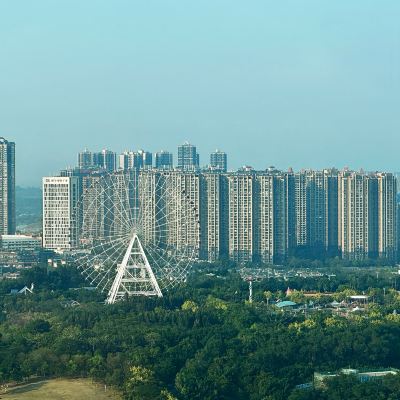 舒適大床房-特大床（城市摩天輪夜景） 南寧中心永恆皇冠假日飯店優惠
