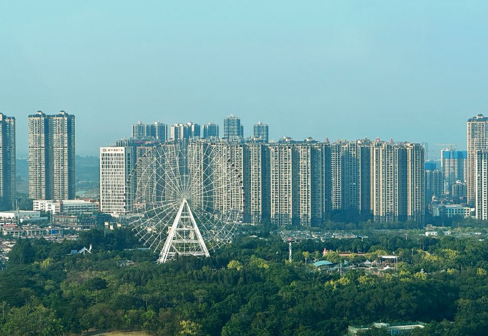舒适大床房-特大床（城市摩天轮夜景）