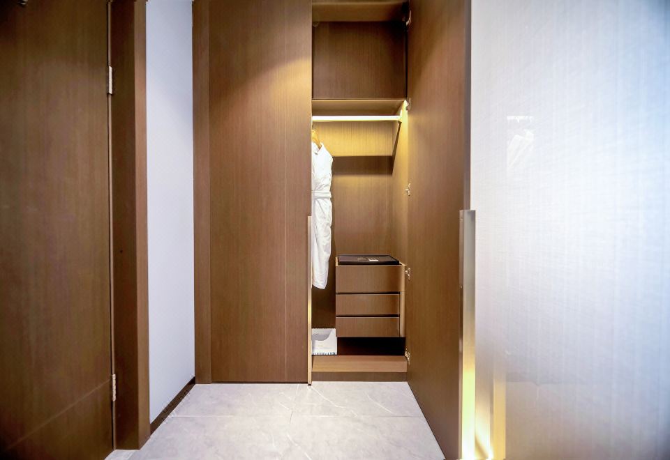 金奢大床房-超宽衞浴（小冰箱+电视投屏）