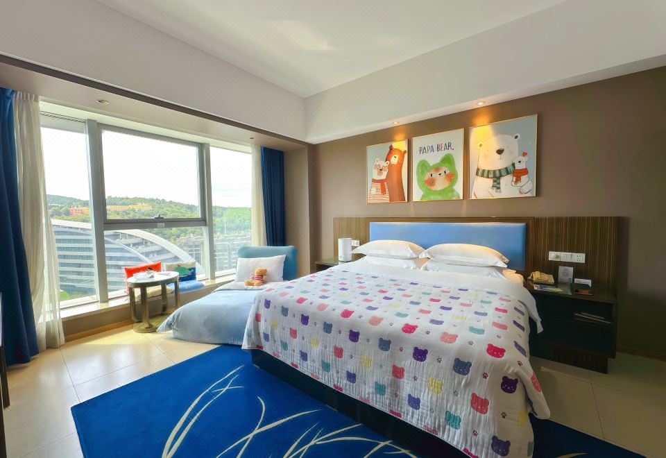 亲子主题大床房（小童梳化床+小童洗漱用品+木马）