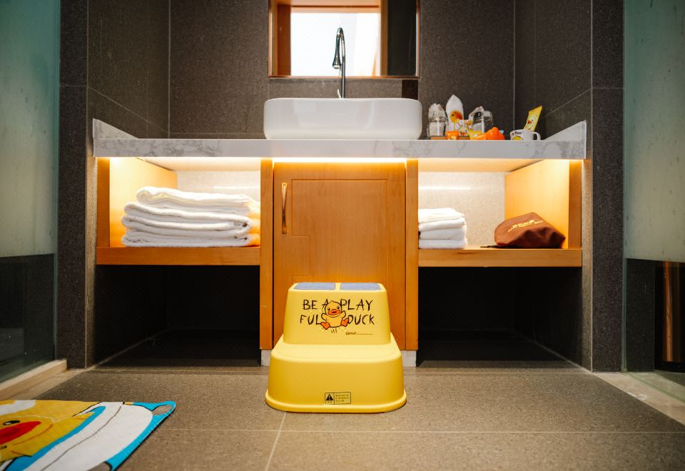 複式雙卧親子別墅（小黃鴨）|落地窗庭院近景+獨立客廳