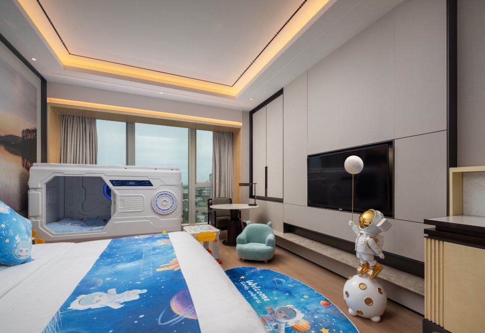 Sheraton Baohua HotelCandy STAR Galactic Theme Family Room (Space Capsule With Floor-to-Ceiling City View)