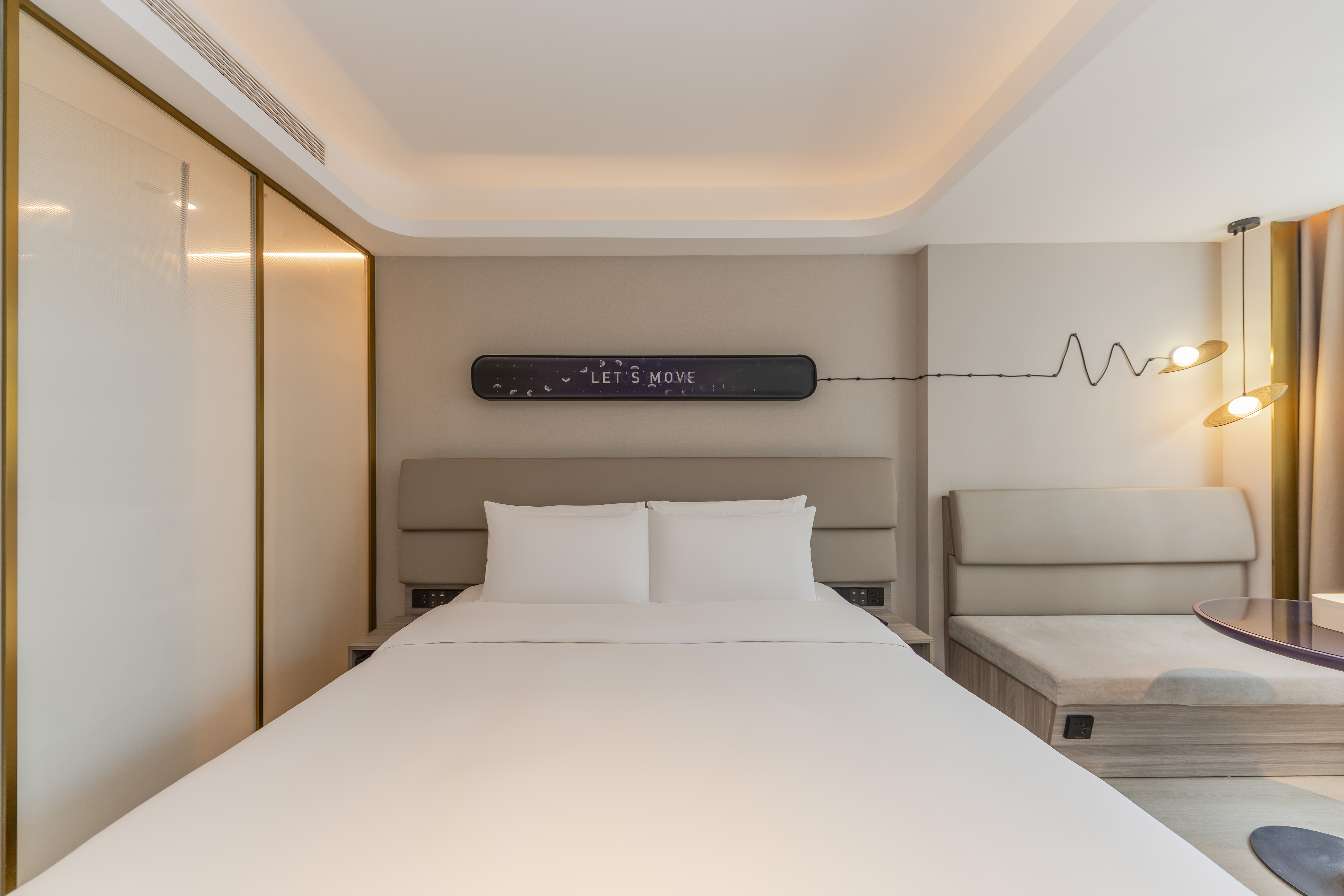 高级大床房（智能投屏+徕芬吹风机）