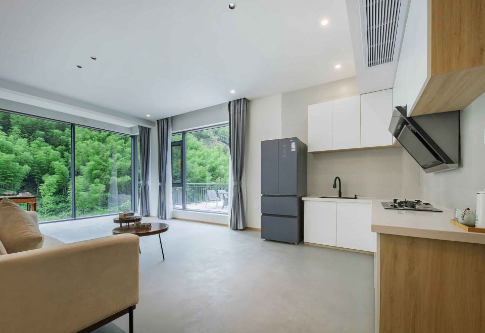 Featured Family Friendly Smart Suite - 1-Bedroom, Creek-View (2 Beds) (1 Living Room, Balcony, Kitchen, Fridge)
