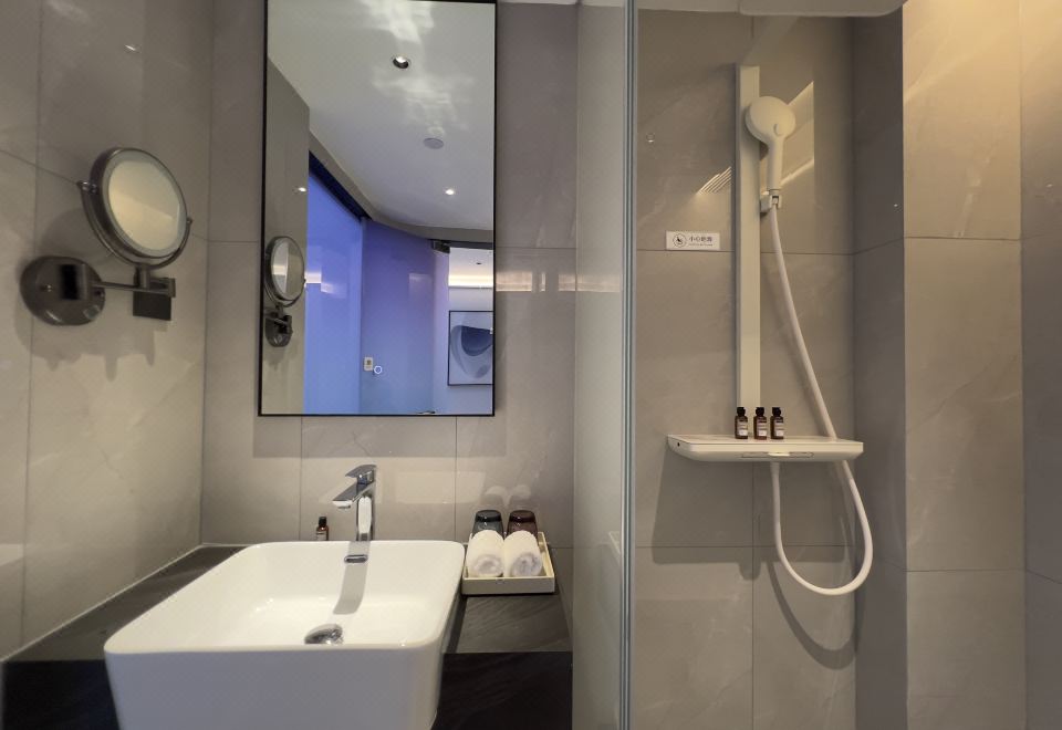 荷里活靈動雙拼大床房