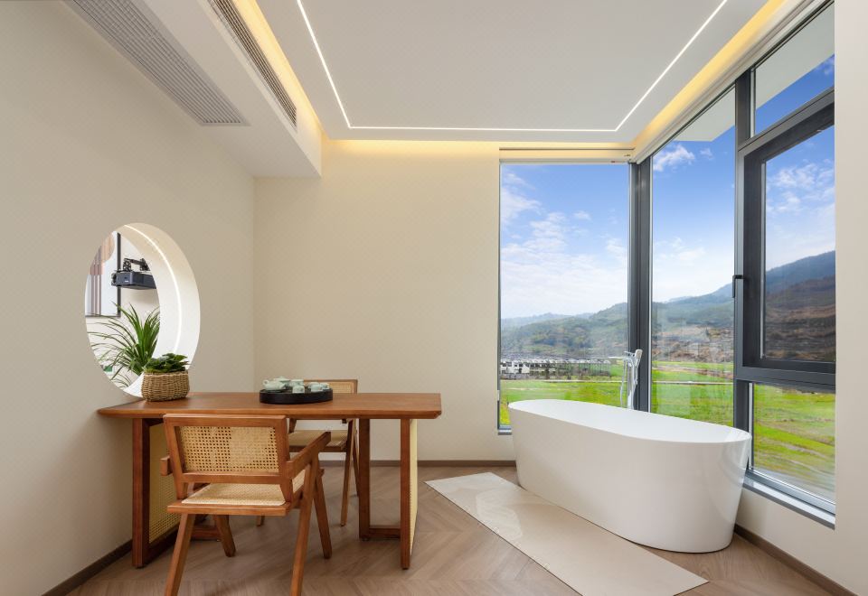 Qi Chi Deluxe Family Suite (Tub + Smart Guest Control + Smart Toilet)