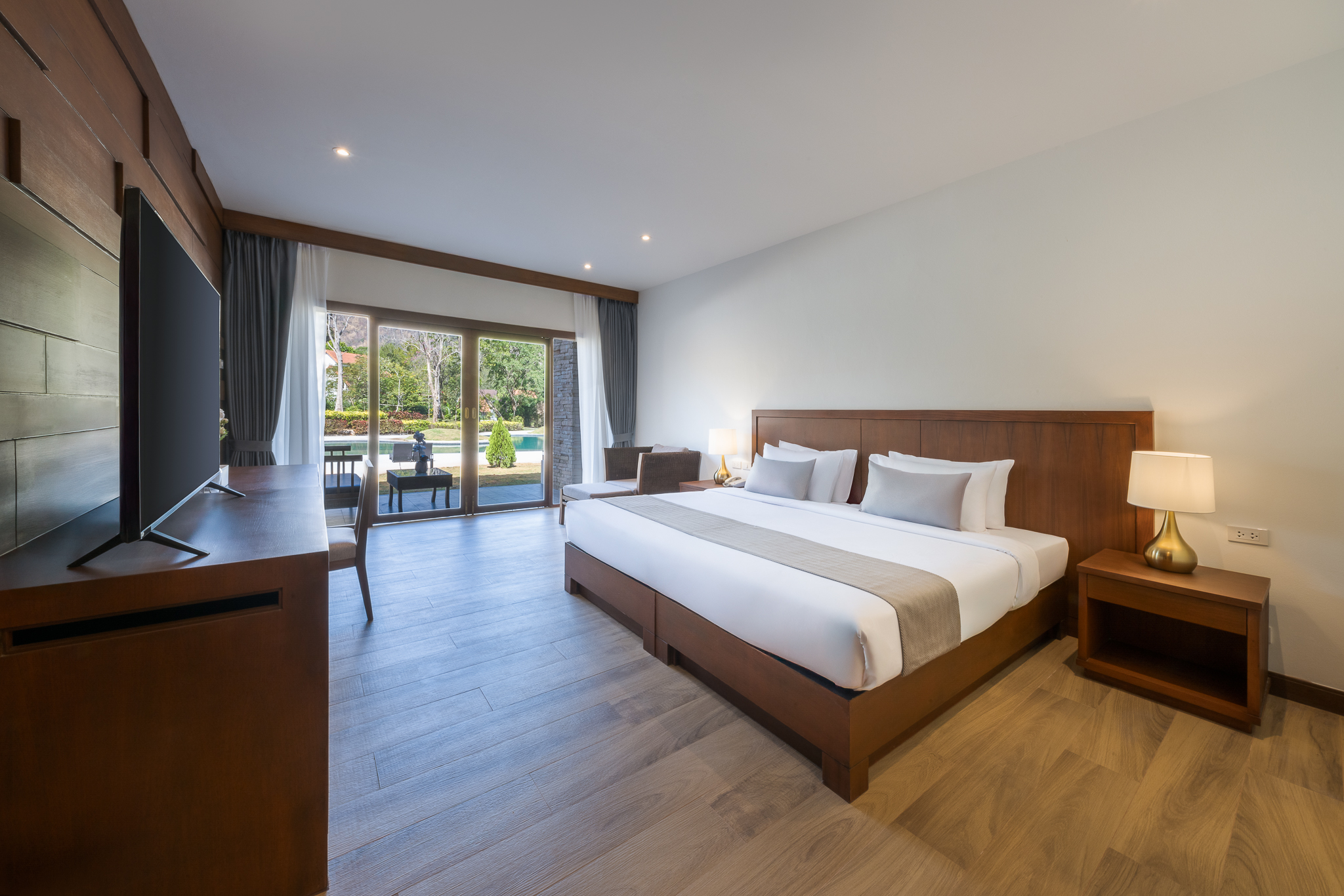 豪华泳池景观双人床房