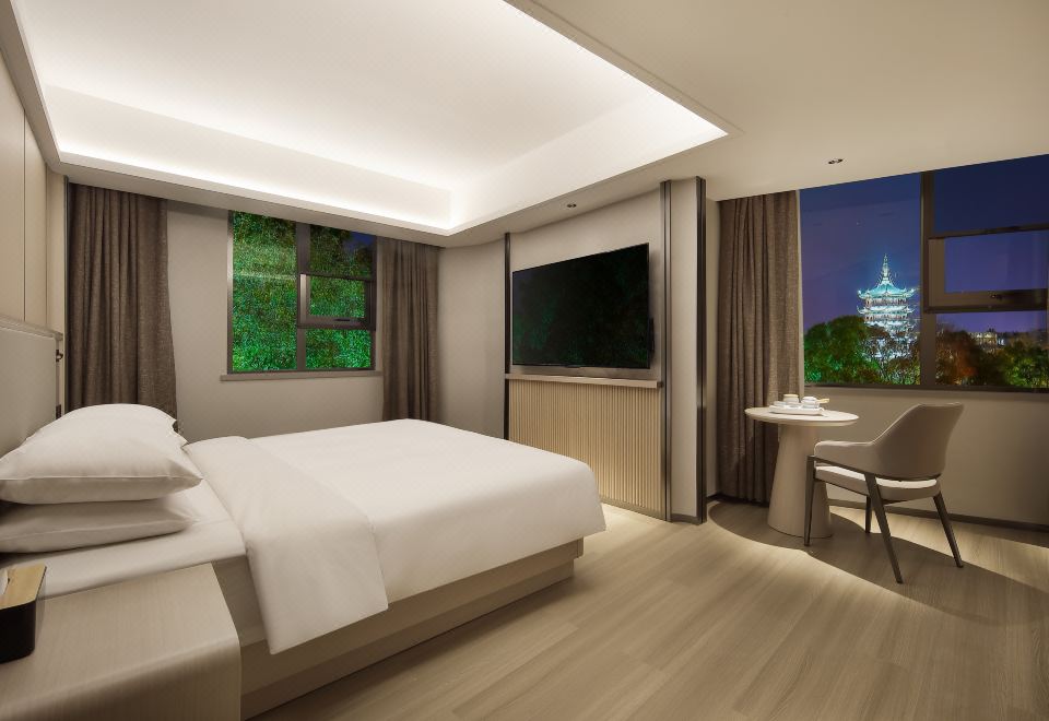 湖畔双塔逸静大床房（全屋语音智控+65寸高清投屏电视）