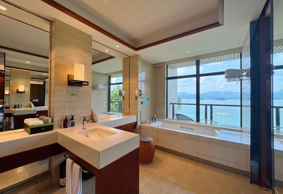 Narada Qiandao Lake ResortCentral Lake View King Room