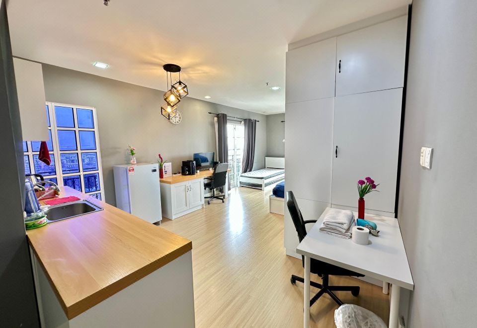 一室房，一张特大床, 享景观房（Champs Elysees King Studio + Sunset Corner View）