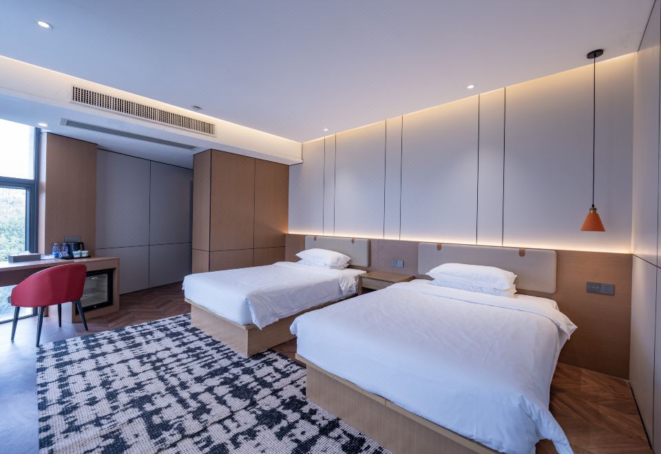 雅致·舒睡双床房（65寸可投屏电视+配办公桌+迷你冰箱）