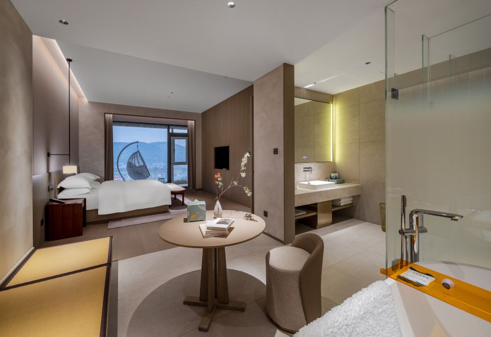 鸿云棋牌落日套房