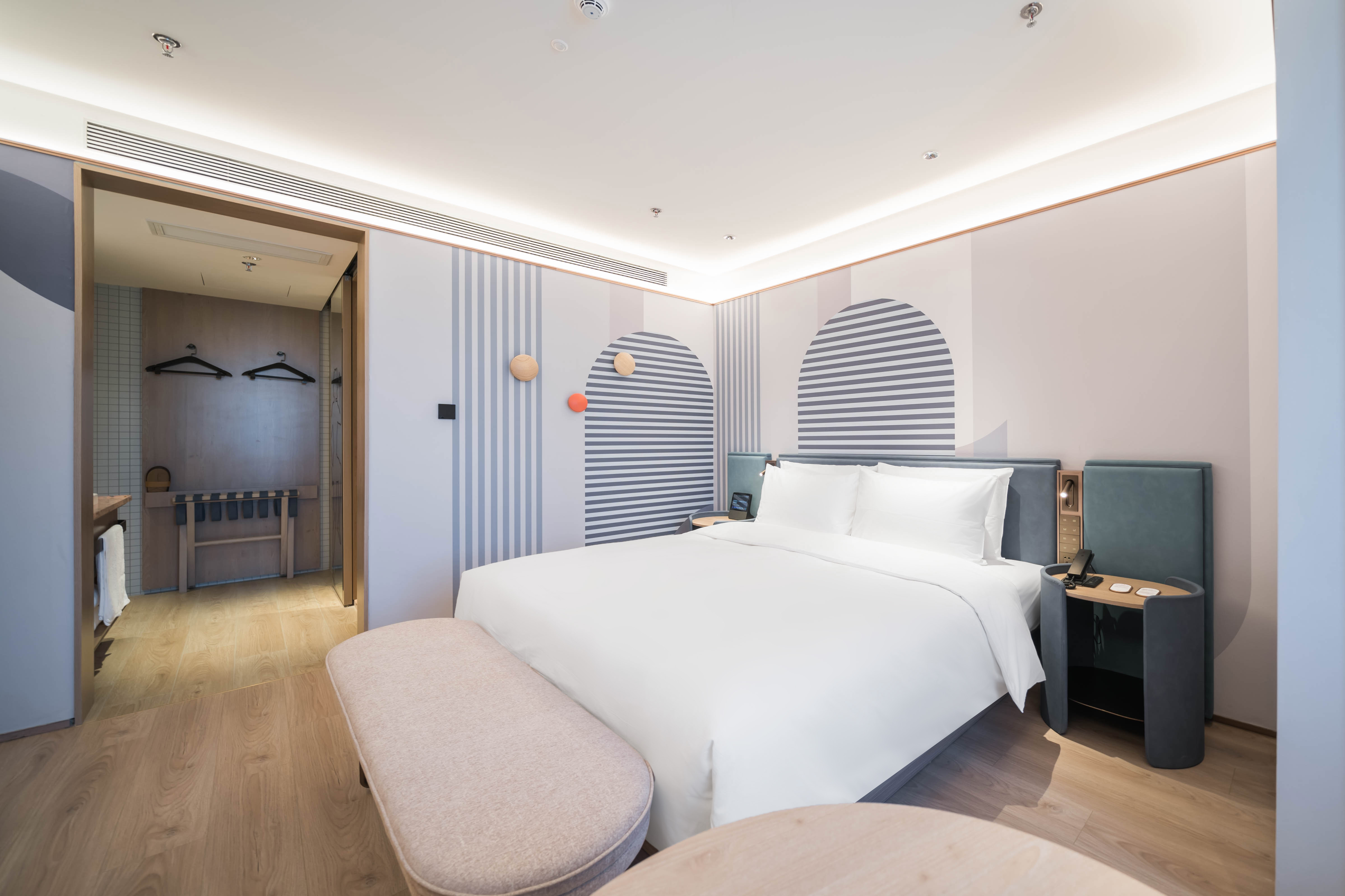 精选大床房（智能客控+65寸投屏电视+小冰箱）